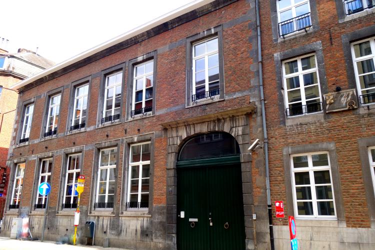 Siège de l'Institut Destrée, rue Saint-Nicolas à Namur : facade et portail.