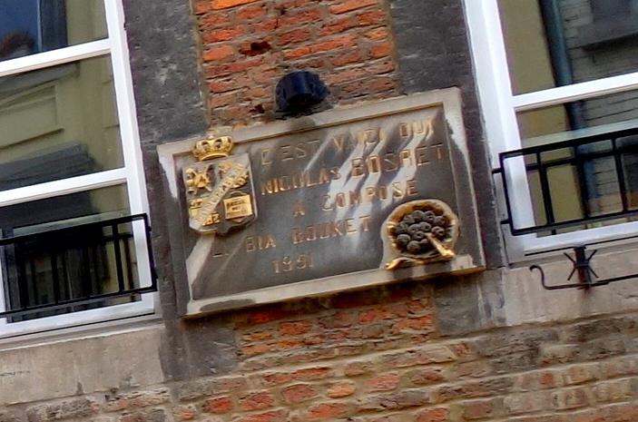 Plaque commémorative sur la facade du bâtiment: C'est vaici qui Nicolas Bosret a composé Li Bia Bouquet, 1851.