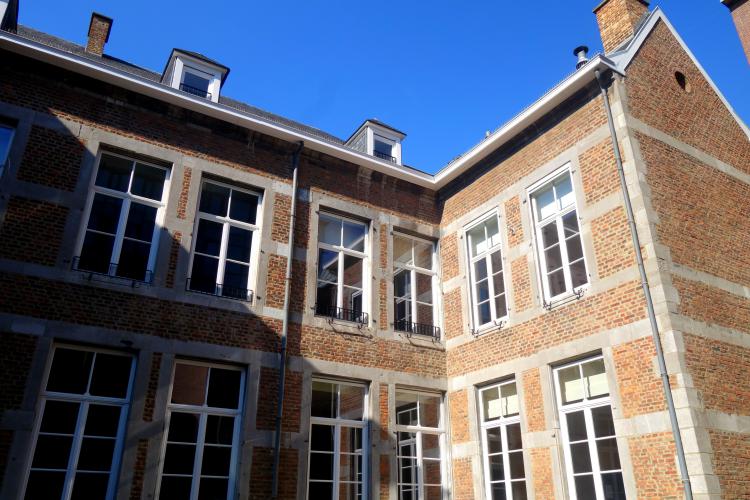 Siège de l'Institut Destrée : facade arrière, bureaux et salles de réunions.